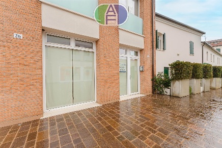 Foto Negozio in Via G. Marconi 2, Mira Mira Taglio di 70 m² con 4 locali