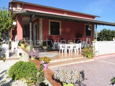Foto Villa unifamiliare in Via mammanelli 50, Avola di 127 m² con 7 locali