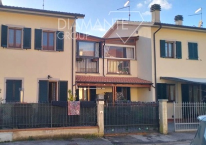 Foto Villa a schiera a Cortona Zona PIP Vallone di 90 m² con 4 locali