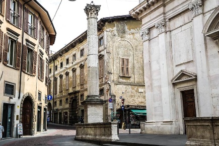 Foto Attività commerciale in via S. Alessandro  54, Bergamo Centro di 85 m²