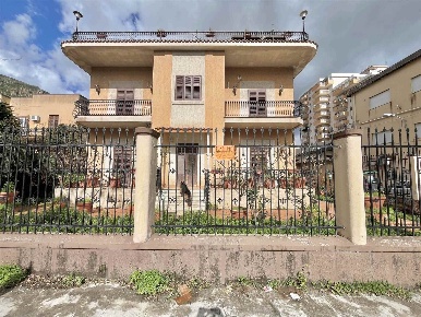 Foto Villa unifamiliare a Palermo Calatafimi Alta di 150 m² con 5 locali
