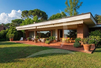 Foto Villa unifamiliare a Lucca Monte San Quirico - Tre Cancelli di 940 m²