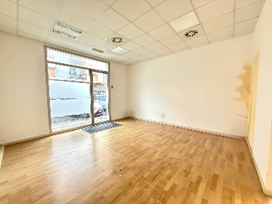 Foto Attività commerciale a Cecina Cecina Centro di 201 m² con 10 locali