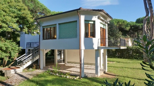 Foto Villa unifamiliare a Massa Ronchi - Poveromo di 175 m² con 6 locali