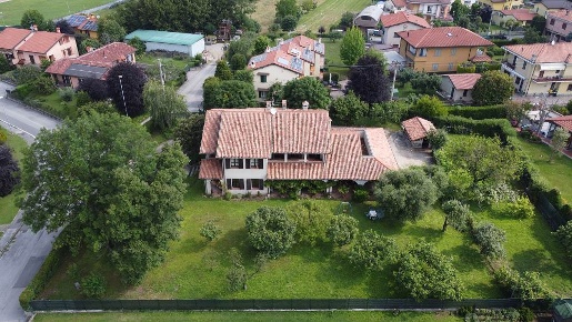Foto Villa unifamiliare a Cassago Brianza Centro di 370 m² con 10 locali