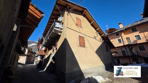 Foto Casa indipendente a Etroubles Centro di 160 m² con 6 locali in vendita