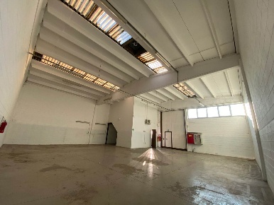 Foto Capannone industriale a Canonica d'Adda Centro di 125 m² con 2 locali