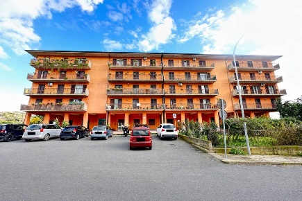 Foto Appartamento in via giuseppe alfano 26, Paternò di 135 m² con 6 locali