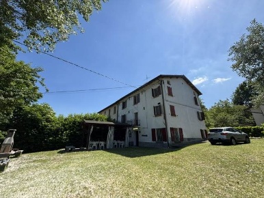 Foto Rustico a Vezzano sul Crostolo di 300 m² con 11 locali in vendita