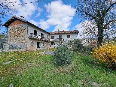 Foto Casa indipendente a Bubbio di 265 m² con 10 locali in vendita