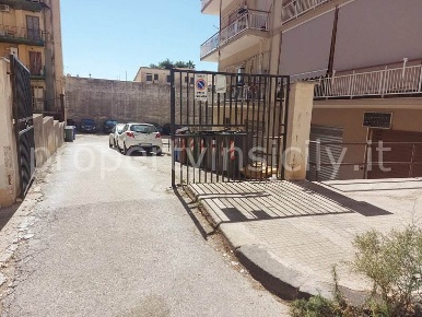 Foto Garage in Via Bari 4, Siracusa Borgata - Santa Lucia di 65 m²