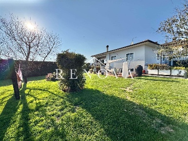Foto Villa unifamiliare a Caprino Veronese Pesina di 291 m² con 7 locali