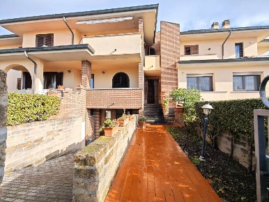 Foto Appartamento a Cecina Cecina Centro di 100 m² con 5 locali in vendita