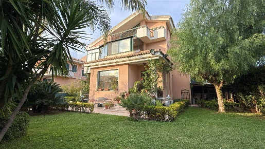 Foto Villa unifamiliare in Traversa Sinerchia 8, Siracusa di 317 m²
