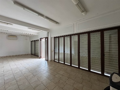 Foto Locale commerciale a Chioggia Sottomarina di 47 m² con 1 locali