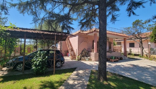 Foto Villa unifamiliare a Mondragone di 100 m² con 4 locali in vendita