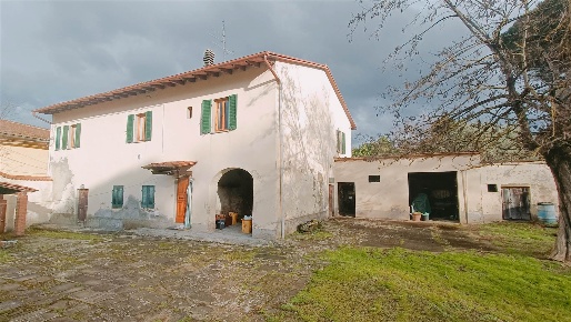 Foto Rustico a Borgo San Lorenzo di 475 m² con 15 locali in vendita