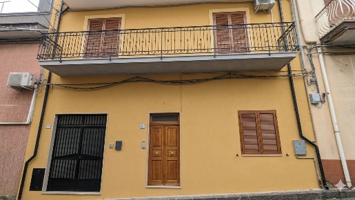 Foto Case semi ndipendenti in VIA BADIA, Aci Catena Centro di 100 m²