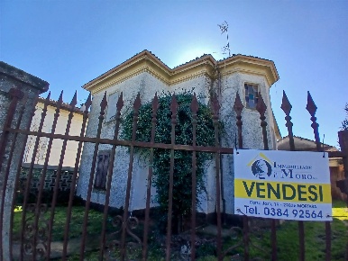 Foto Villa unifamiliare a Mortara Centro di 235 m² con 4 locali in vendita