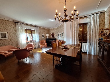 Foto Villa unifamiliare a Treia Cimarella di 217 m² con 14 locali