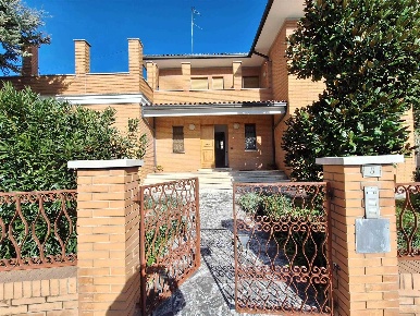 Foto Villa unifamiliare a Treia Cimarella di 217 m² con 14 locali