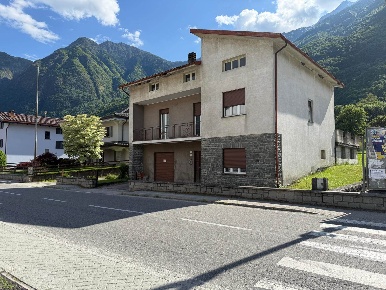 Foto Casa indipendente in Trivulzia 22, Samolaco di 430 m² con 7 locali