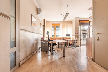 Foto Ufficio in piazza Diaz 1, Monza San Carlo - Stazione di 146 m²