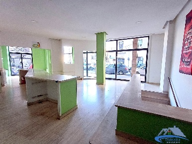Foto Attività commerciale in Via Castello 21-23-25, Terni Centro Storico