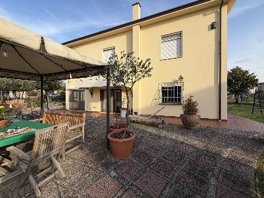 Foto Casa indipendente in Via Sportella Marini  61, Foligno di 240 m²