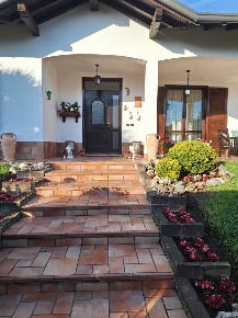 Foto Villa unifamiliare a Dairago di 260 m² con 5 locali in vendita