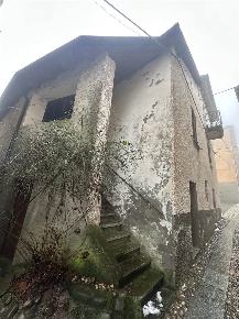 Foto Casa indipendente a Dernice di 350 m² con 12 locali in vendita