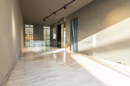Foto Negozio in Via Circonvallazione  26, Ivrea di 215 m² con 2 locali