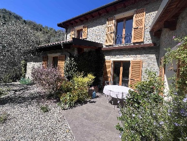 Foto Villa unifamiliare a Apricale di 130 m² con 4 locali in vendita