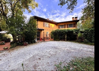 Foto Villa unifamiliare a Desenzano del Garda Desenzanino di 255 m²