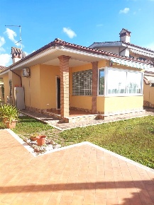 Foto Villa unifamiliare a Anzio Stazione Lavinio di 120 m² con 6 locali
