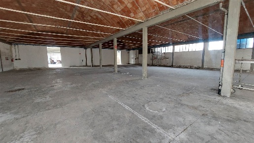 Foto Capannone industriale a Montemurlo Fornacelle di 1580 m² con 8 locali