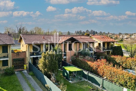 Foto Appartamento a Daverio Centro di 75 m² con 3 locali in vendita