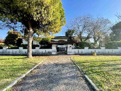 Foto Villa unifamiliare a Leno Centro di 240 m² con 5 locali in vendita