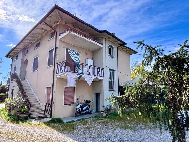 Foto Casa indipendente a Ponti sul Mincio di 450 m² con 8 locali in vendita