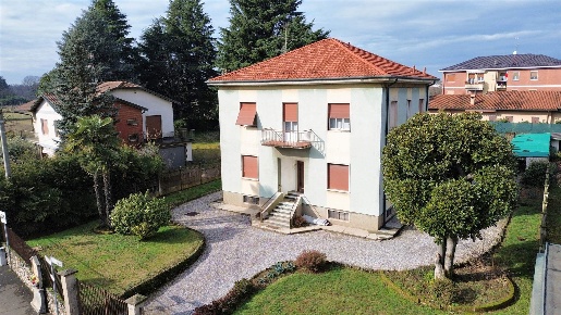 Foto Villa bifamiliare in Via Magenta 396, Cislago Centro di 327 m²