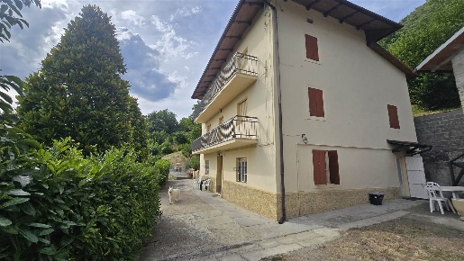 Foto Rustico a Zocca di 450 m² con 10 locali in vendita