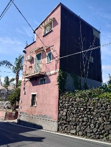 Foto Casa indipendente a Aci Sant'Antonio Centro di 110 m² con 4 locali