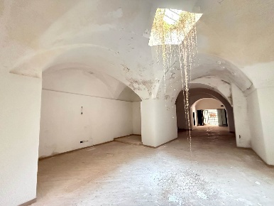 Foto Negozio in Via Di BIccari 14, Lecce Centro Storico di 300 m²