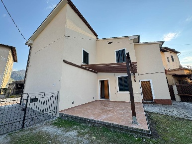Foto Casa indipendente a Lucca Montuolo di 250 m² con 6 locali in vendita