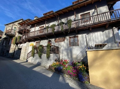 Foto Case semi ndipendenti a Challand-Saint-Victor Villa Nabian di 340 m²