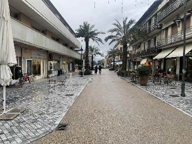 Foto Negozio in Viale Versilia, Pietrasanta di 72 m² con 2 locali