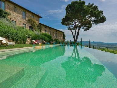 Foto Villa unifamiliare a Castelnuovo Berardenga di 300 m² con 10 locali