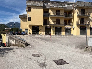 Foto Negozio a Manocalzati di 445 m² in vendita