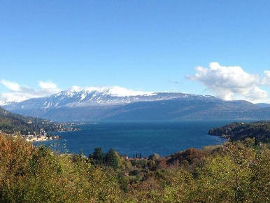 Foto Villa unifamiliare a Salò Centro di 319 m² con 17 locali in vendita