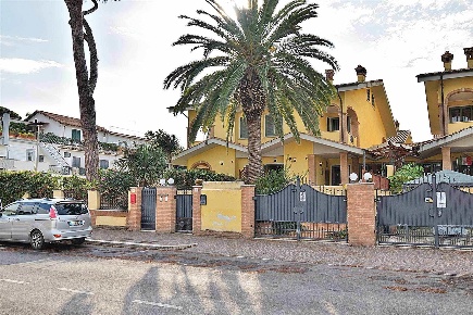 Foto Villa bifamiliare a Fiumicino Fregene di 190 m² con 7 locali